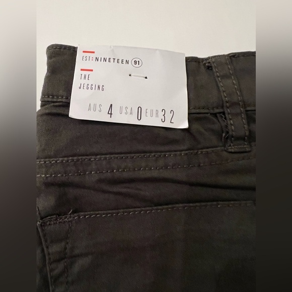 NINETEEN 91 MID RISE SATEEN JUNGLE GREEN JEGGING JEANS. SIZE 0 - Picture 9 of 9